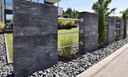 Betonmauer offen gestaltet